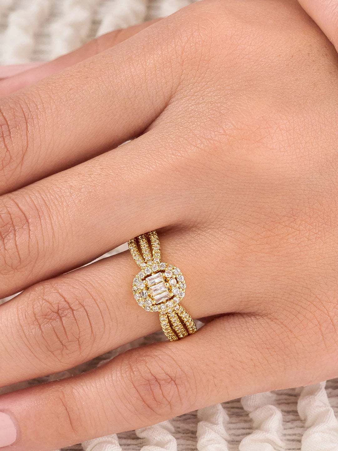 Elara Luxe Radiant Halo Ring