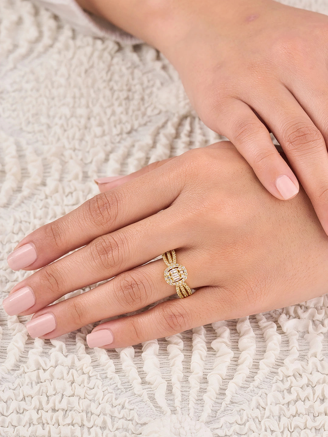Elara Luxe Radiant Halo Ring